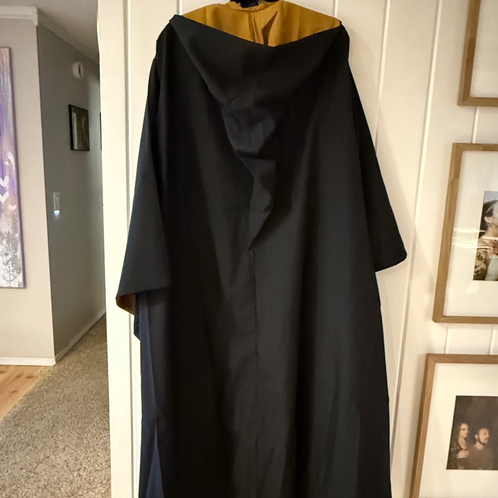 Brand new from universal Black and Gold hufflepuff Hooded Hogwarts Cloak - Picture 3 of 5